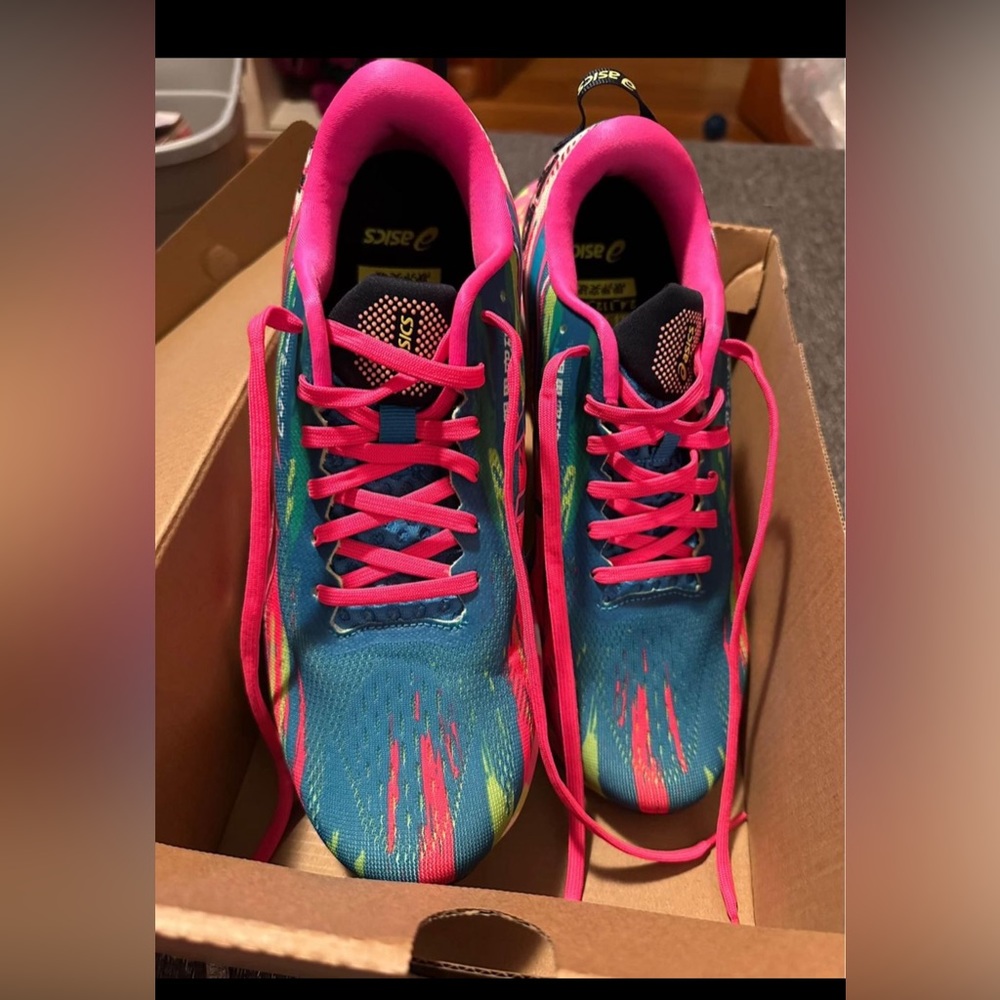 ASICS WOMEN’S 10 1/2. NIB